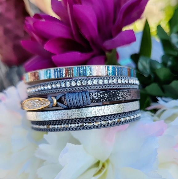 Stunning Rhinestone and leather wrapped, cuff bracelet, magnetic clasp NEW - Picture 4 of 9